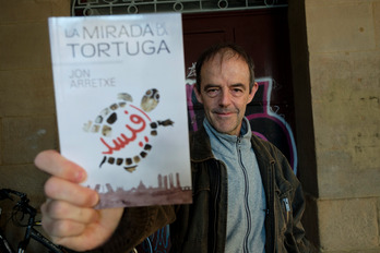 Jon Arretxe con la versión en castellano de su octava novela de la saga Touré. 