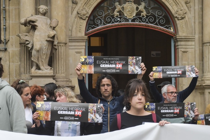 La concentración de esta tarde ante el Ayuntamiento de Iruñea.