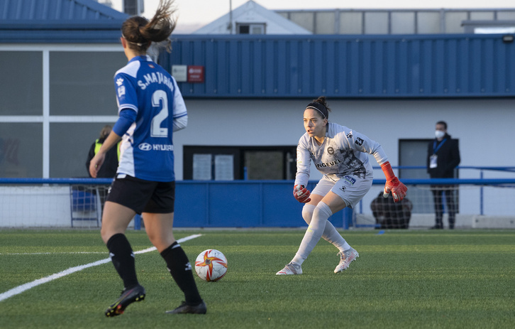 Cris Cornejo saca rápido el balón en el partido contra la Real. 