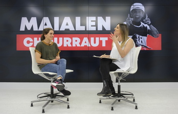 Maialen Chourraut, Gipuzkoako Aldundiko prentsa aretoan, Iris Moreno kazetariaren galderak erantzuten.