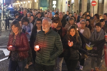 Marcha con velas al caer la noche de este martes en Gernika.