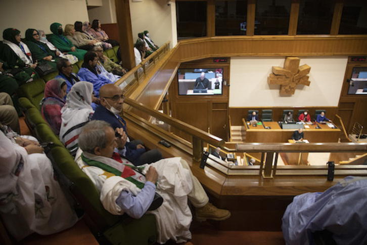Una amplia representación de saharauis ha acudido a la sesión, entre ellos el representante del Frente Polisario.