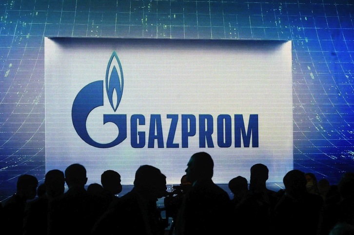 El logotipo de Gazprom durante el Foro Internacional del Gas que tuvo lugar en San Petersburgo en octubre de 2021.