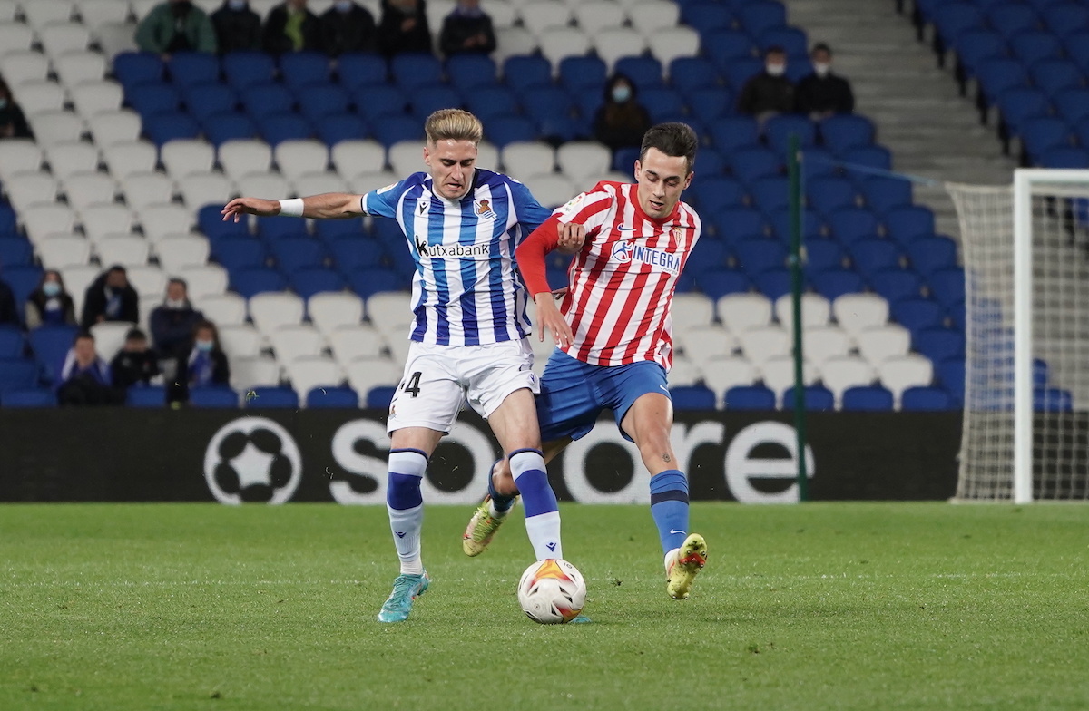 El jugador del Sanse Robert Navarro protege el balón ante un rival del Sporting. (Andoni CANELLADA/FOKU)