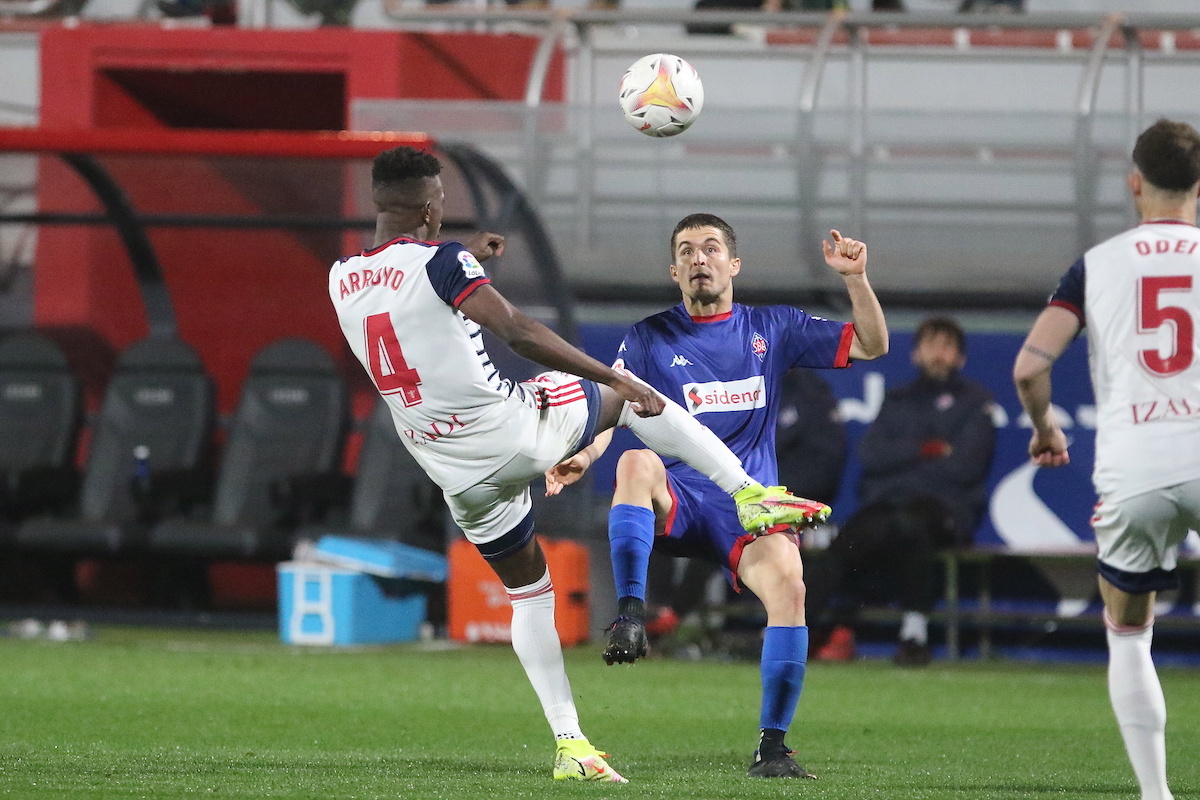 Álvaro Peña trata de controlar un balón dividido ante un rival del Mirandés. (Oskar MATXIN/FOKU)