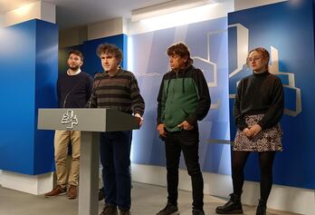Rueda de prensa ofrecida en el Parlamento de Gasteiz.