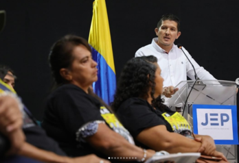 El cabo primero (r) Néstor Guillermo Gutiérrez Salazar, uno de los imputados en este sumario, comparece ante la Sala de Reconocimiento de la JEP y las víctimas.