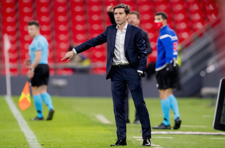 Marcelino, con Simeone en el fondo, en el partido ante el Atlético en San Mamés de la temporada pasada.