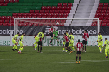 Marcelino, con Simeone en el fondo, en el partido ante el Atlético en San Mamés de la temporada pasada.