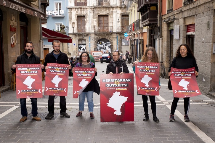 ‘Herritarrak ez gutxietsi’ kanpaina babestu duten lehen eragileak, asteazken honetan Iruñean.
