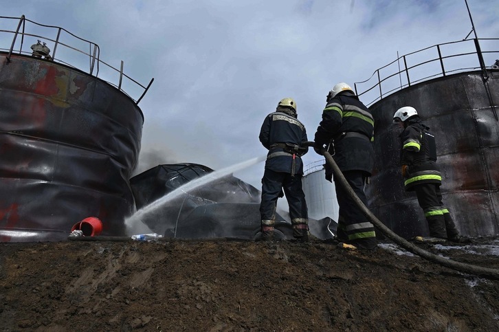 Bomberos tratando de extinguir el incendio de un depósito de petróleo en la región ucraniana de Jarkov tras un ataque ruso con misiles el 22 de abril.