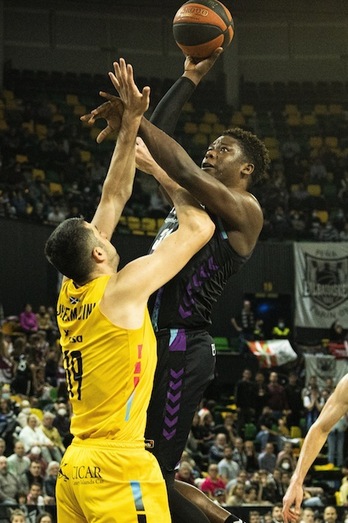 Cuando Ángel Delgado ha entrado en trance, Bilbao Basket se ha escapado.