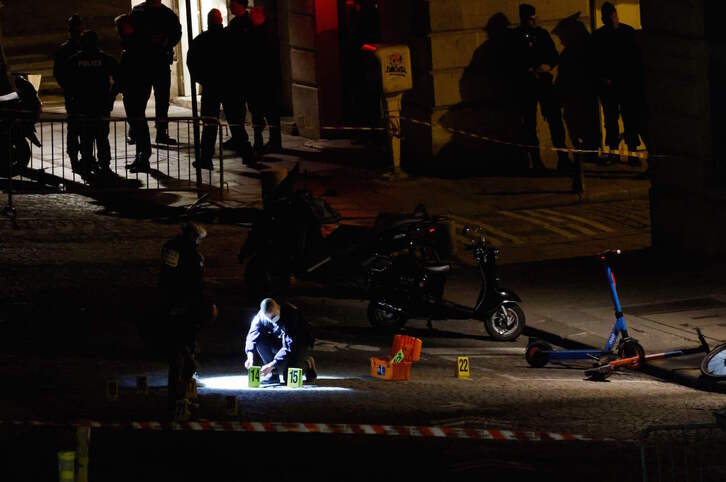 Investigadores toman pruebas en el lugar de los hechos tras el incidente. 