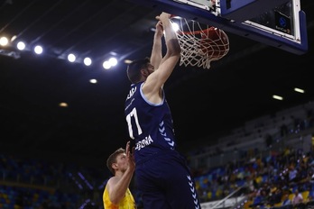 Víctor Arteaga, de Morabanc Andorra, machaca la canasta de Gran Canaria.