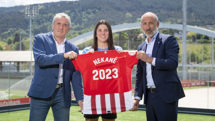 Nekane Diez Lezaman, Joseba Agirreren eta Aitor Elizegiren artean, bere kontratu berria sinatu ondoren.