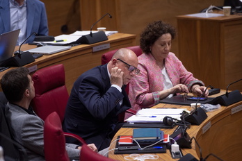El consejero de Educación, Carlos Gimeno, consulta unos documentos durante el Pleno del Parlamento de hoy. 