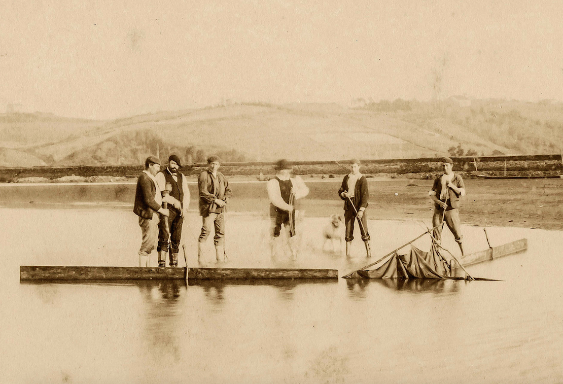 Pescadores faenando en las marismas de Amara.