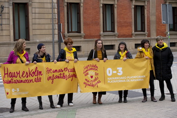 0-3 Plataformako kideak, nafar Parlamentuaren atarian.