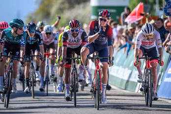 Ethan Hayter silencia a sus críticos al entrar en meta, con Jon Aberasturi a la derecha lamentándose por no superar al inglés.