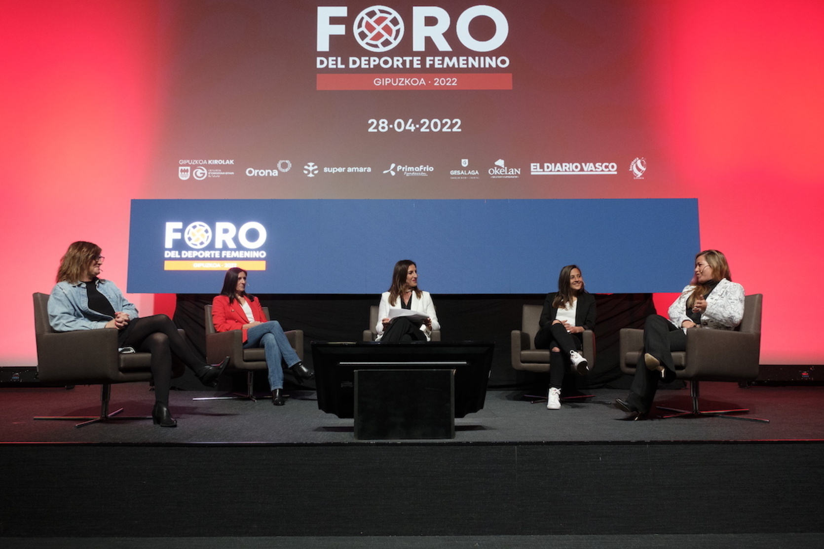 Ezkerretik eskuinera: Tati Garmendia, Asuncion Loriente, Eli Pinedo, Aintzane Encinas eta Patricia Rodriguez.