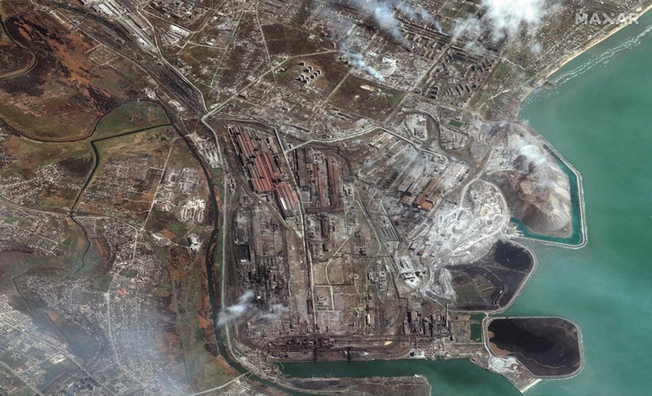 Imagen de satélite de la acería Azovstal tomada por la empresa Maxar Technologies.