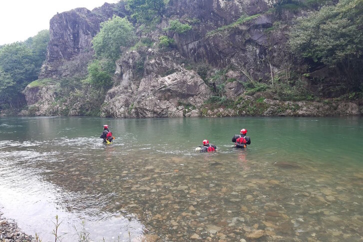 Los servicios de emergencia se sumergen en el Bidasoa para encontrar al jóven desaparecido. 