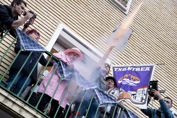 Txantreako jaiei hasiera eman dien suziria bota duten unea.