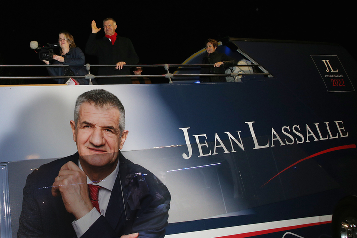 El autobus con el que Jean Lassalle recorrió el Estado francés durante las elecciones.