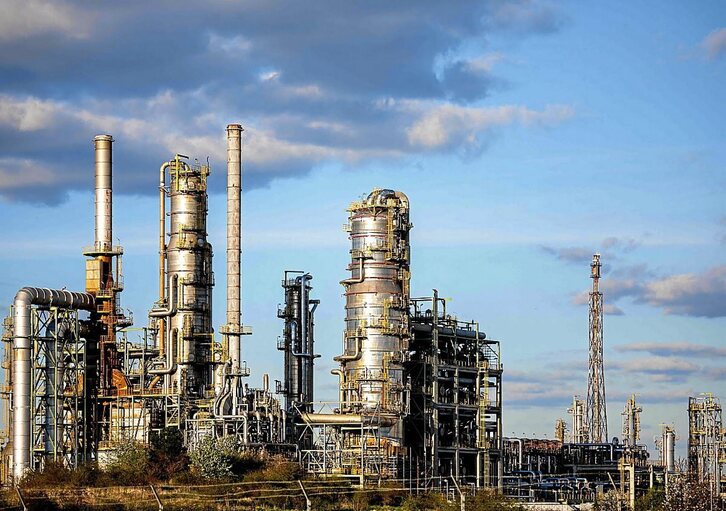 Petrolio findegi bat Spergauen, Alemanian.