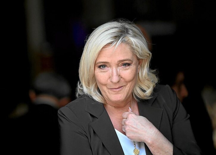 Marine Le Pen, durante una visita a Lauris el 15 de abril, durante la campala electoral. (Christophe SIMON/AFP)