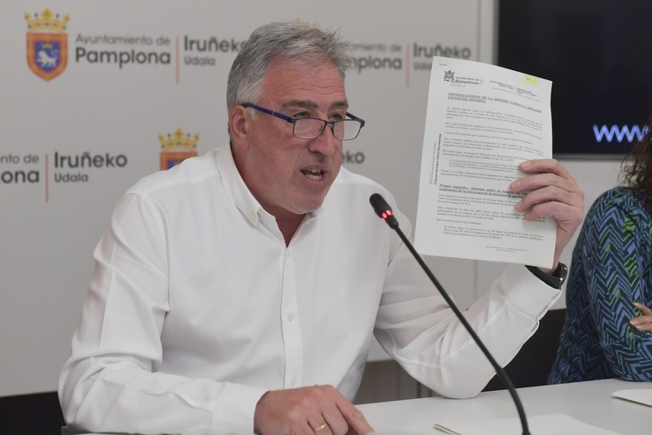 Joseba Asiron muestra uno de los documentos que acreditan las irregularidades denunciadas por EH Bildu.