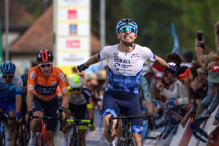 Patrick Bevin celebra su victoria en Valbroye por delante de Ethan Hayter.