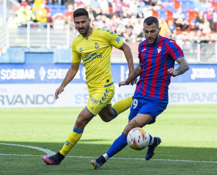 Stoichkov regresa a la convocatoria. En la imagen, se lleva el balón ante Navas en el encuentro entre Eibar y Las Palmas.
