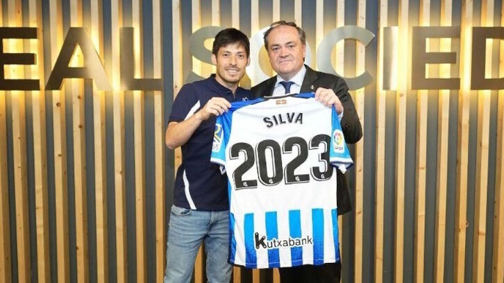 David Silva posa con el presidente Jokin Aperribay tras acordar su renovación.