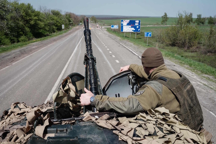 Un soldado ucraniano, a bordo de un blindado cerca de Slovyansk.