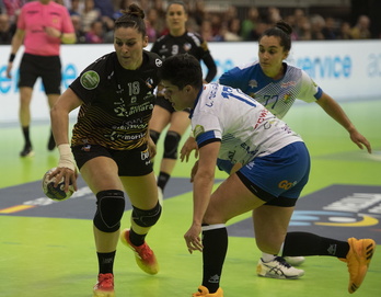 Cesáreo trata de recuperar la posesión ante Cristina Cifuentes.