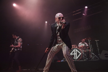 El Drogas ha celebrado los 40 años de Barricada en Iruñea.