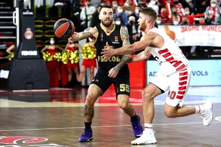 Mike James ha podido batir a Olympiacos en presencia de su amigo Kevin Durant.