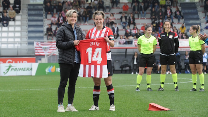 Garazi Murua ha hecho entrega de una camiseta con su nombre a Jennifer Zietz, «One Club Woman award» 2022. Athletic Club. Garazi Murua ha hecho entrega de una camiseta con su nombre a Jennifer Zietz, «One Club Woman award» 2022. Athletic Club.