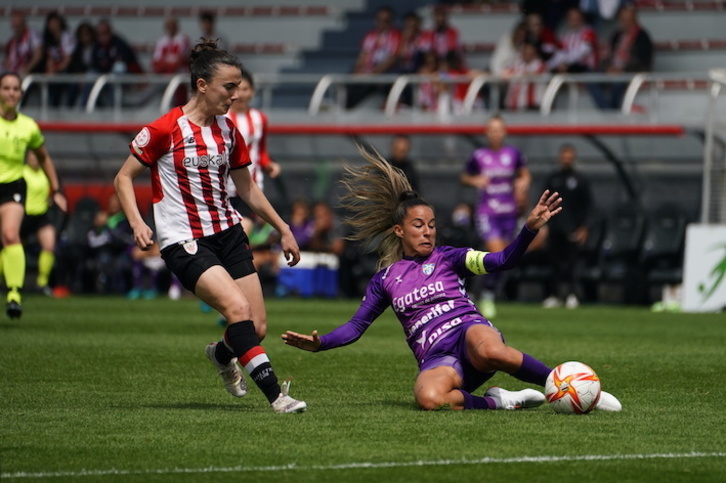 Pisco se cruza en el camino de Azkona, que ha participado en los dos goles del Athletic.