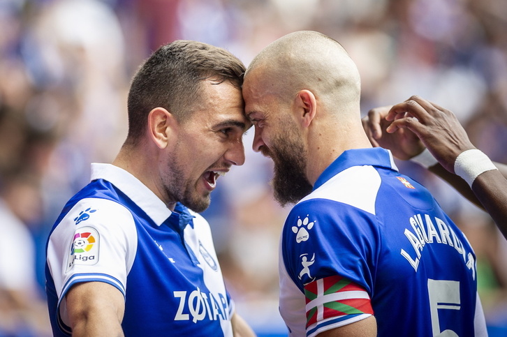 Escalante y Laguardia han marcado los goles del Alavés en el primer tiempo.