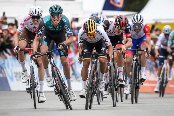 Sergio Higuita y Aleksandr Vlasov han superado a Juan Ayuso en el sprint de los más fuertes.