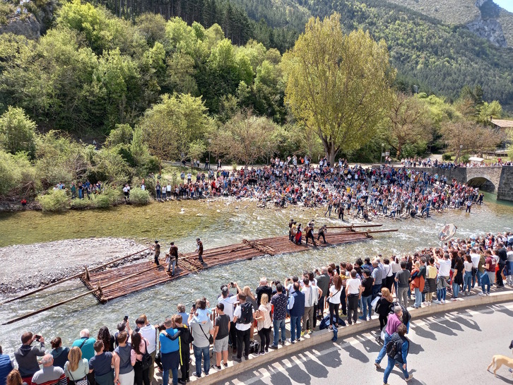 Almadiak, Ezka ibaian behera.