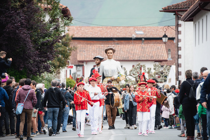Kalejira Baigorriko kaleetan barrena. 