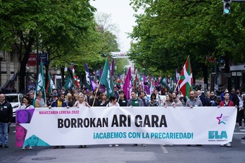 Mitxel Lakuntza en la cabeza de la manifestación de Bilbo. 