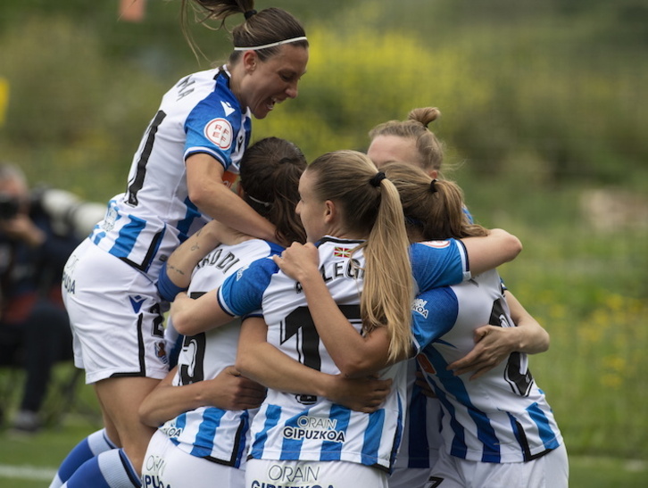 Las donostiarras celebran el primer tanto de Amaiur, que abría la goleada mediado el primer tiempo.