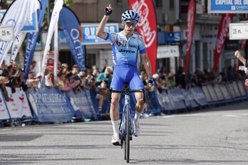 Simon Yates celebra su segunda victoria en Asturias tras el desfallecimiento del día anterior.