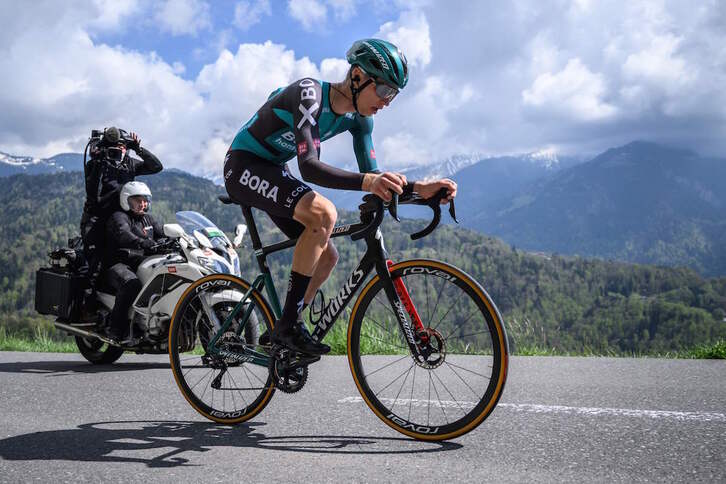 Aleksandr Vlasov, en plena cronoescalada en la que ha logrado su victoria en la final de Romandía.
