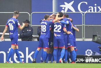 Los zornotzarras celebran el gol de Nolaskoain, que les ponía por delante en el marcador.