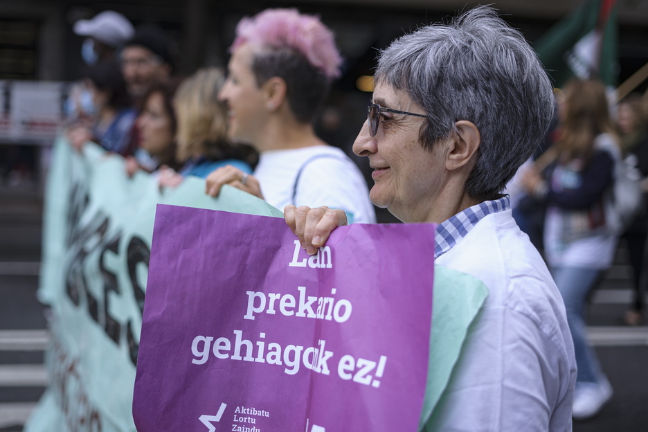 Emakume bat Bilboko manifestazioan, prekarietatearen kontrako kartelarekin. Emakume bat Bilboko manifestazioan, prekarietatearen kontrako kartelarekin.